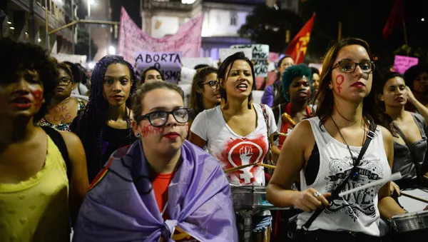 Protestos contra proibição de aborto em caso de estupro e risco de morte tomam o Brasil